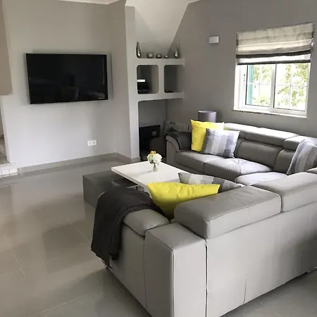 4 Bedroom With Heated Pool Close To Old Village