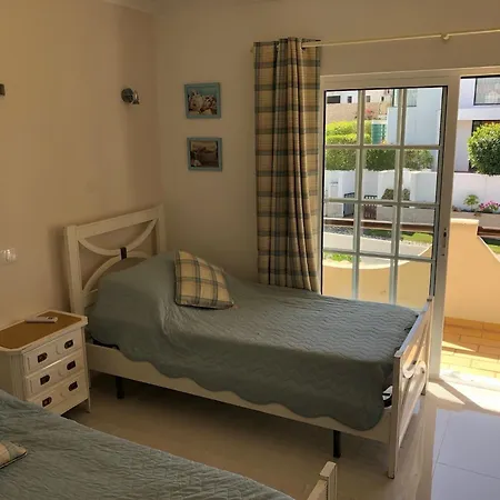 4 Bedroom With Heated Pool Close To Old Village