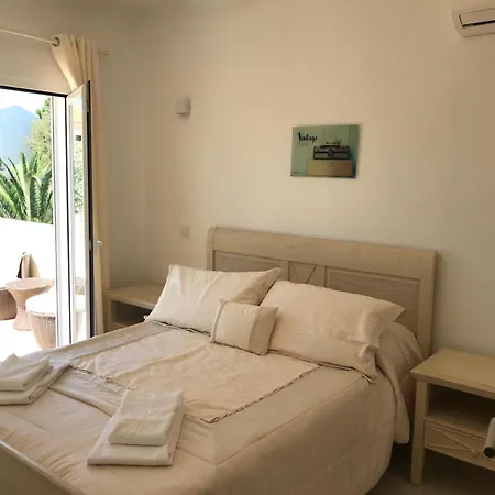 4 Bedroom With Heated Pool Close To Old Village *