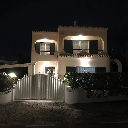 4 Bedroom With Heated Pool Close To Old Village