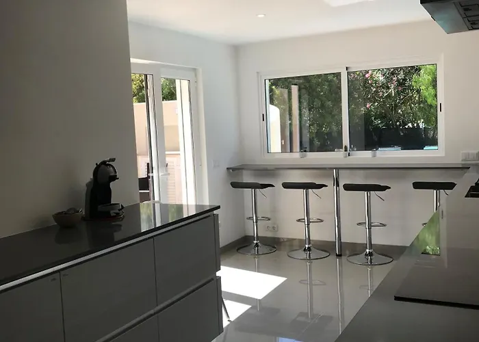 4 Bedroom With Heated Pool Close To Old Village *