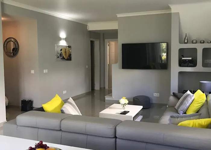 4 Bedroom With Heated Pool Close To Old Village *