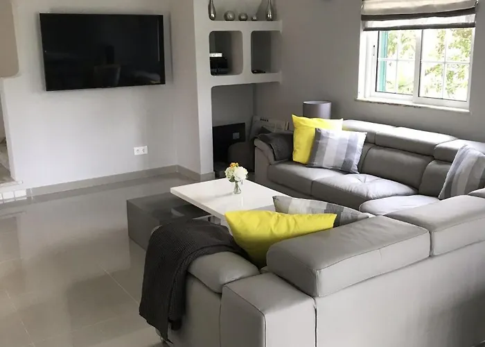 4 Bedroom With Heated Pool Close To Old Village