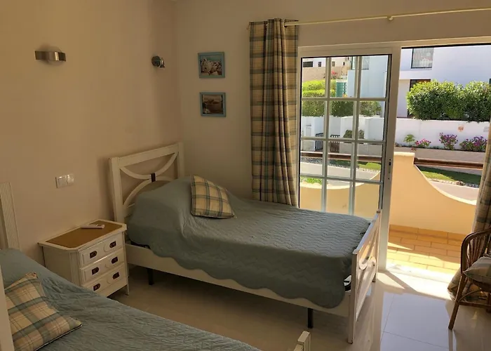 4 Bedroom With Heated Pool Close To Old Village