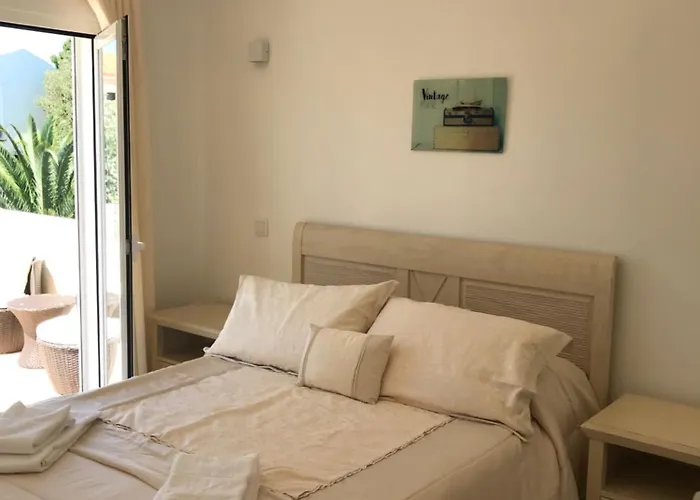 4 Bedroom With Heated Pool Close To Old Village *