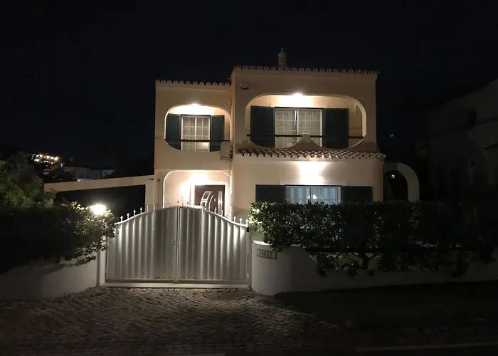 4 Bedroom With Heated Pool Close To Old Village