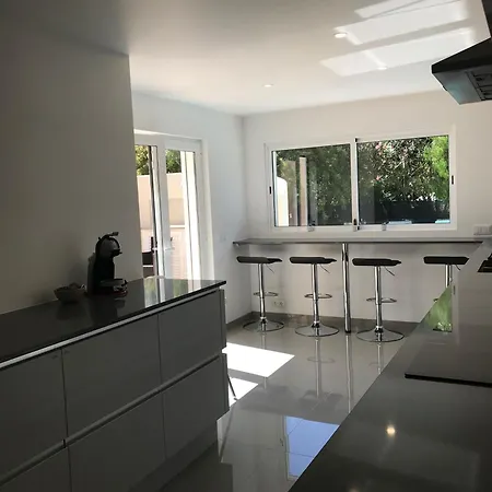 4 Bedroom With Heated Pool Close To Old Village *