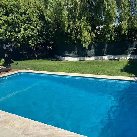 4 Bedroom With Heated Pool Close To Old Village